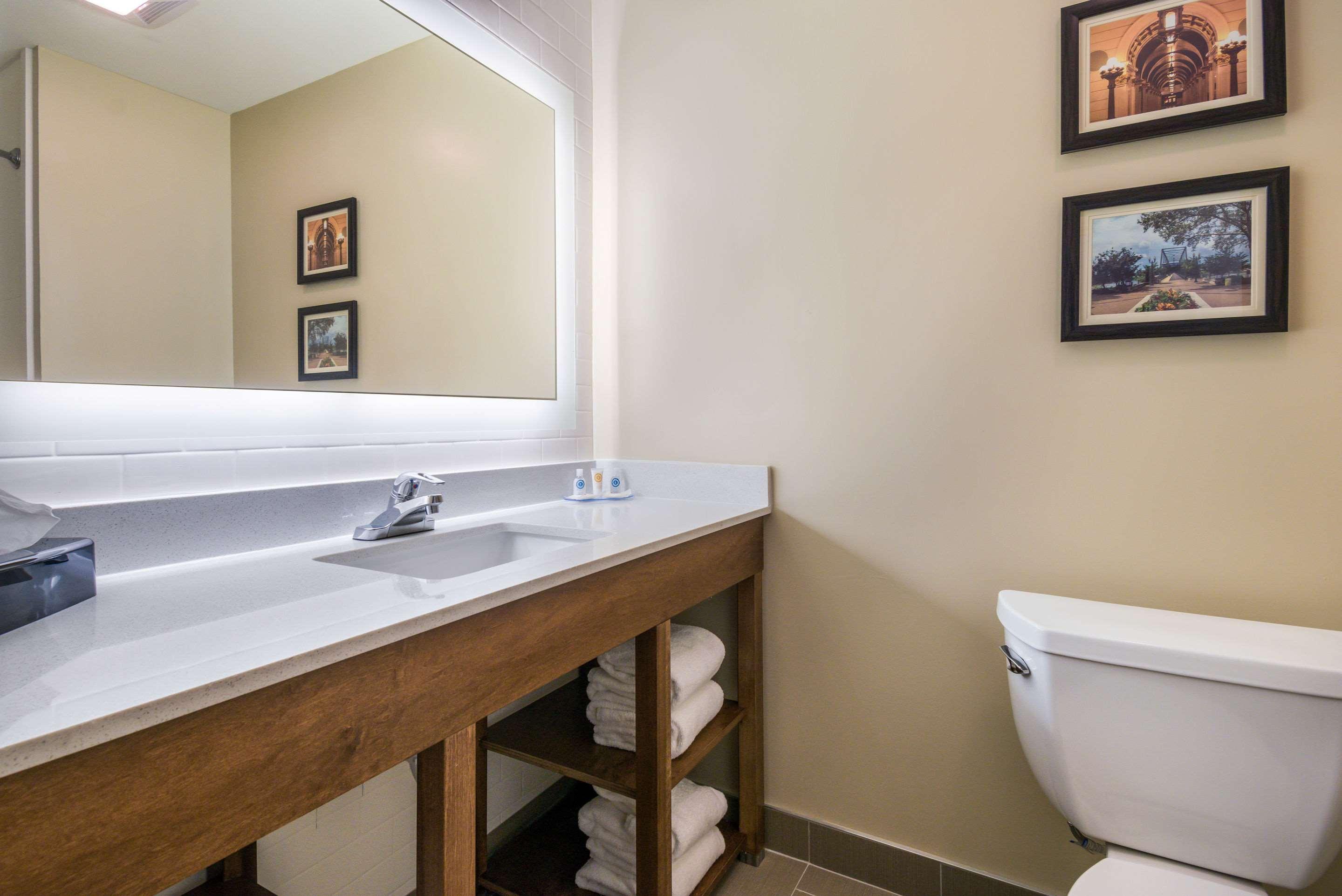 Hotel Comfort & - Hershey West